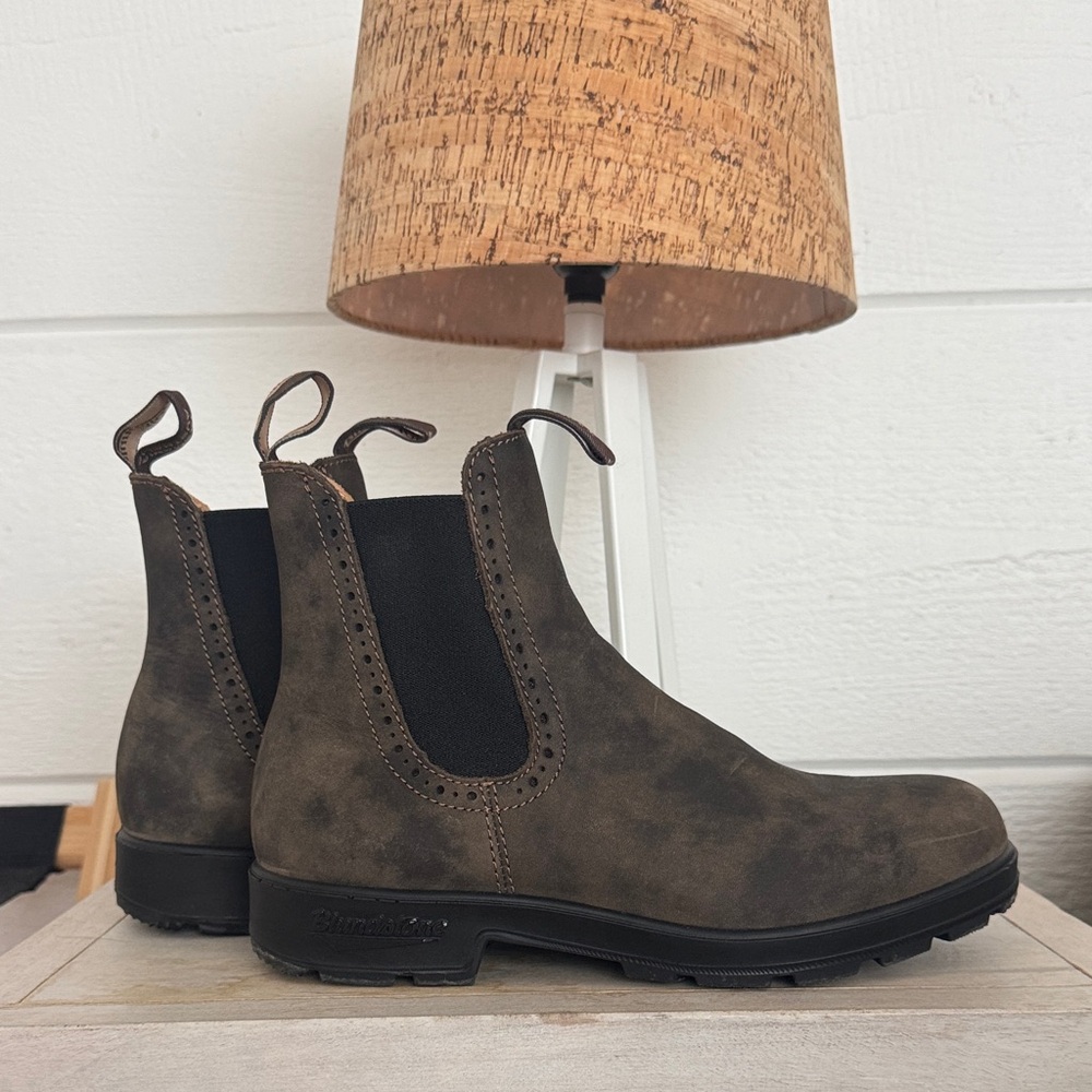 Blundstone Distressed Brown Ankle Boots